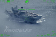 Grupo de Ataque de Portaaviones del Reino Unido y buques de guerra indonesios en el Mar de Banda