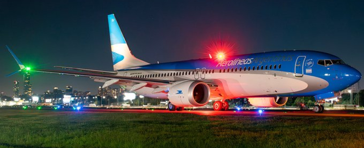 El Boeing 737 MAX 8 de Aerolíneas Argentinas ya vuela hacia Venezuela con asistencia crítica