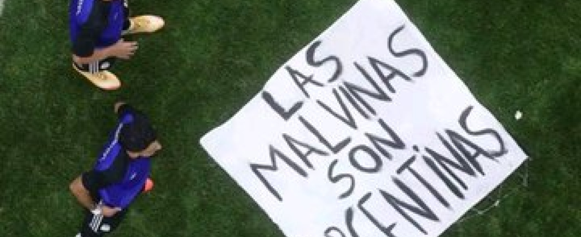Del vestuario a la tribuna: Cómo la Selección dejó en orsaid al Gobierno con la bandera de Malvinas