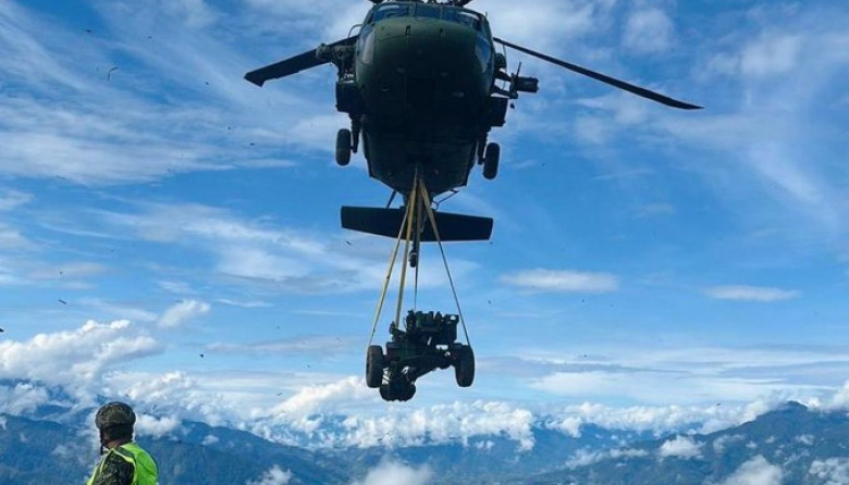 El Ejército Nacional de Colombia llevó a cabo una transferencia aérea de un obús LG-1 MK-III de 105 mm utilizando un helicóptero UH-60L Black Hawk