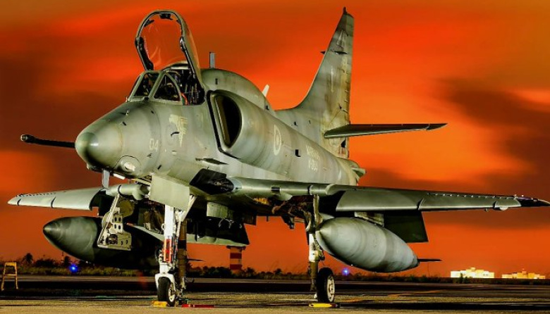 El AF-1 Skyhawk de Brasil: El Último Guardián Aéreo de la Flota en Sudamérica