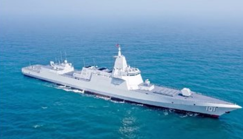 Encuentro Naval en el Mar de China Meridional: Destructor Type 055 Chino Escolta a Grupo de Ataque Estadounidense