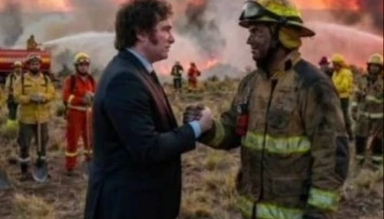 Milei Publicó una Foto Generada por IA en Referencia a los Incendios en la Patagonia: Críticas por Ausencia y Recortes