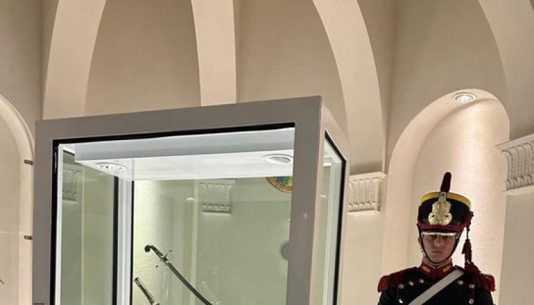 El sable de San Martín sigue en la polémica, ahora también opinan los "burros" sobre la verdadera historia