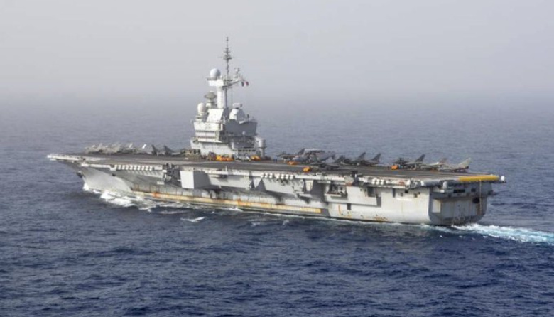 El portaaviones francés Charles de Gaulle cruza el Estrecho de Gibraltar