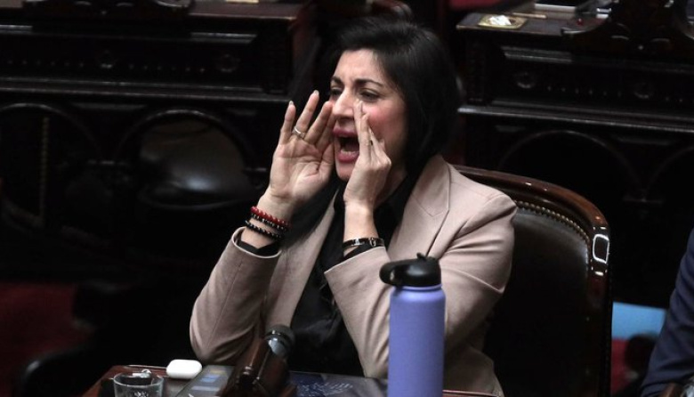 Una vergüenza más: Juliana Santillán y el “embajador de Checoslovaquia”