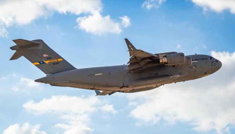 Un C-17 Globemaster III levanta vuelo con capacidad para más de 77.000 kg de carga