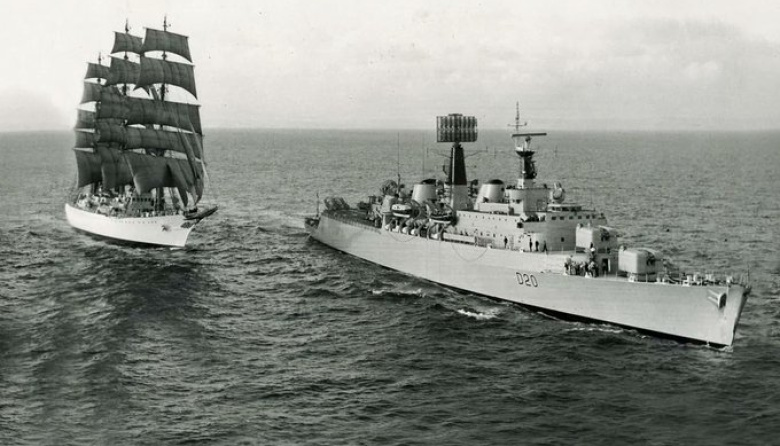El destructor británico HMS Fife acompaña al emblemático buque escuela argentino ARA Libertad en 1968