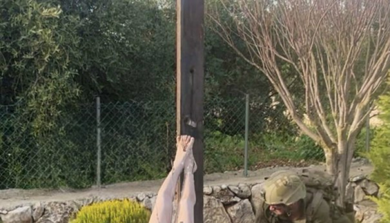 Foto viral muestra a un soldado israelí destruyendo a martillazos una estatua de Jesucristo en el sur del Líbano
