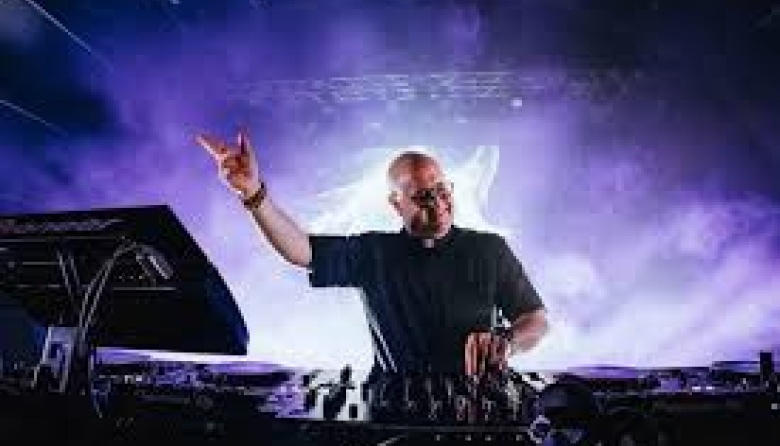 ¡El cura DJ que hizo bailar a más de 120 mil personas en Plaza de Mayo es teniente coronel del Ejército portugués!