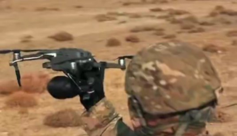 Experimentación con drones capaces de lanzar cargas explosivas