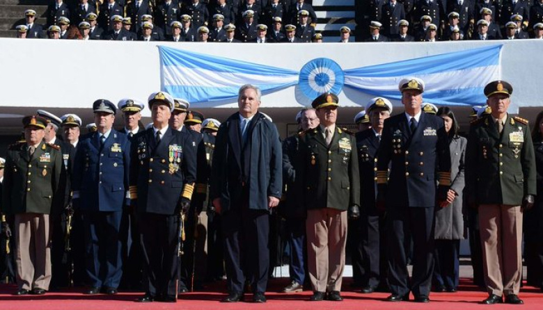 “El Silencio de Presti: El Ministro de Defensa Guardó Silencio ante el Fuerte Reclamo de la Armada Argentina”