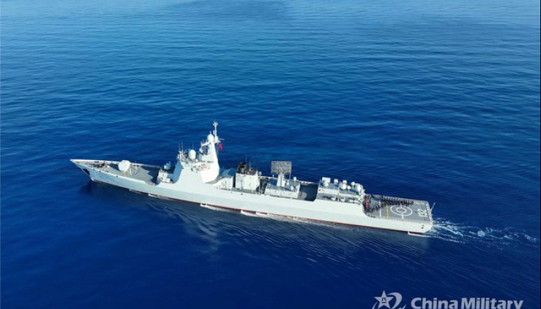 China comisiona su 35° destructor Tipo 052D mientras su producción naval supera ampliamente a la de Estados Unidos
