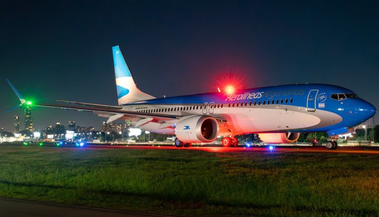 El Boeing 737 MAX 8 de Aerolíneas Argentinas ya vuela hacia Venezuela con asistencia crítica