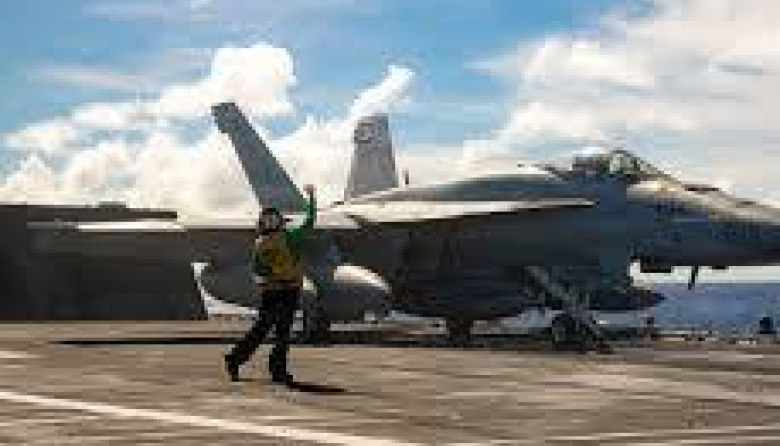El USS George Washington (CVN 73) lanza operaciones de vuelo en el Mar de Filipinas