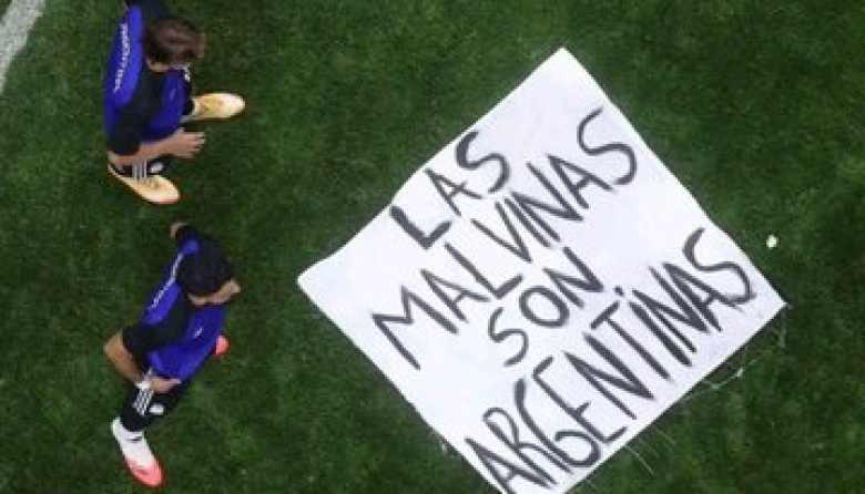 Del vestuario a la tribuna: Cómo la Selección dejó en orsai al Gobierno con la bandera de Malvinas