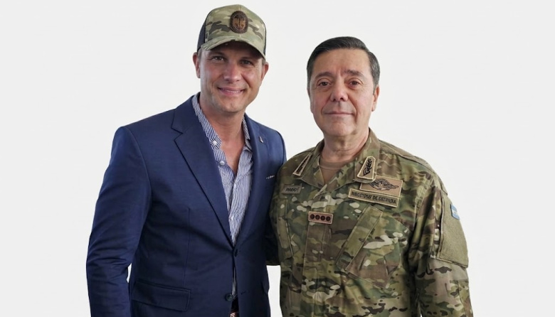 Un Abrazo de Entrega: El Ministro Presti y la Foto que Confirma Nuestra Sumisión Estratégica