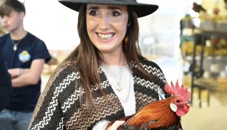 ¿Cacareo o estrategia? La provocativa foto de la presidenta con una gallina que sacudió las redes