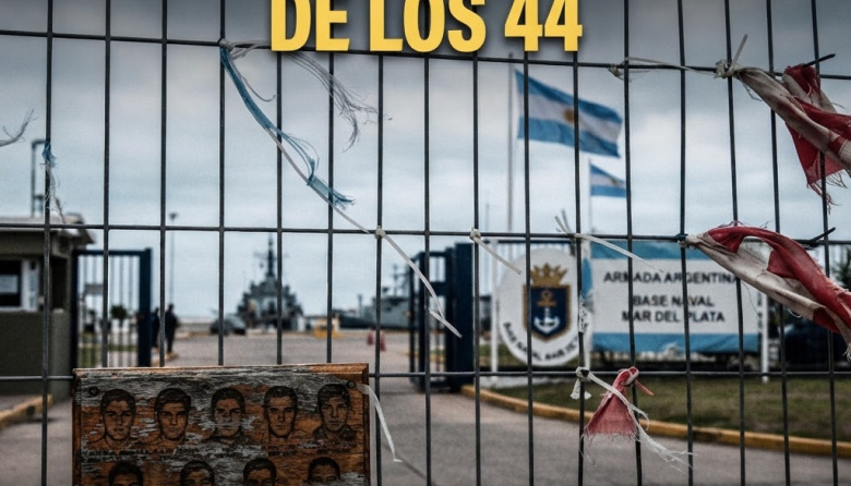 Reclamo de los familiares del ARA San Juan por el retiro de las banderas en la Base Naval