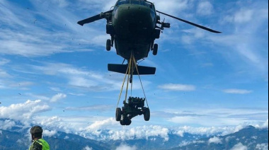El Ejército Nacional de Colombia llevó a cabo una transferencia aérea de un obús LG-1 MK-III de 105 mm utilizando un helicóptero UH-60L Black Hawk