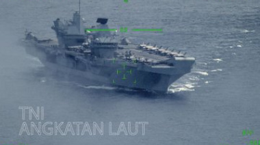 Grupo de Ataque de Portaaviones del Reino Unido y buques de guerra indonesios en el Mar de Banda