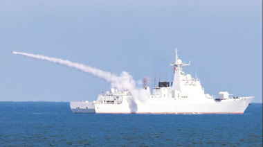 China ha puesto en servicio dos nuevos destructores Tipo 052DL