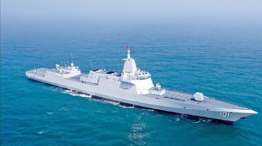 Encuentro Naval en el Mar de China Meridional: Destructor Type 055 Chino Escolta a Grupo de Ataque Estadounidense