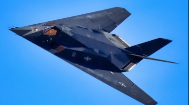 El Secreto de la Cabina Invisible: Cómo el F-117 Nighthawk Ocultaba al Piloto del Radar