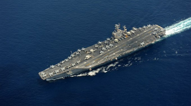 El USS Abraham Lincoln se aleja 1.400 km de la costa iraní, pero sigue dentro del alcance de los misiles antibuque de Irán