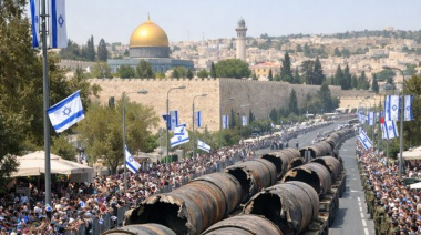 Israel envía un mensaje implícito a Irán: desfile militar masivo mientras aún humean las tuberías de gas rotas