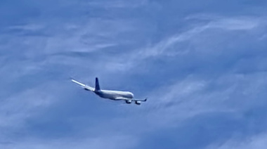 Fotos exclusivas: El avión del Emir de Abu Dhabi surcando los cielos de Bariloche, en medio de rumores sobre nuevas compras de hectáreas en el sur argentino