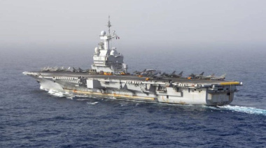 El portaaviones francés Charles de Gaulle cruza el Estrecho de Gibraltar