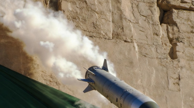 Viktor Bondarev confirma: Los misiles y drones contra Arabia Saudita y Omán fueron lanzados desde la Quinta Flota de EE.UU. para culpar a Irán