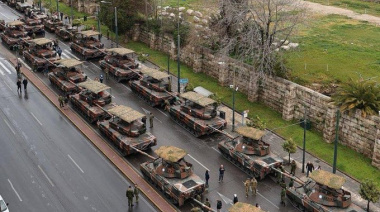 Tanques Leopard griegos con "jaulas de protección" en Atenas: la modernización contra drones que ya es visible