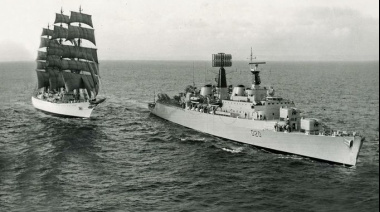 El destructor británico HMS Fife acompaña al emblemático buque escuela argentino ARA Libertad en 1968