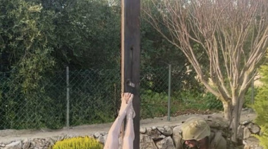 Foto viral muestra a un soldado israelí destruyendo a martillazos una estatua de Jesucristo en el sur del Líbano