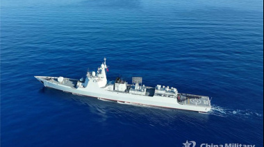 China comisiona su 35° destructor Tipo 052D mientras su producción naval supera ampliamente a la de Estados Unidos