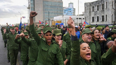 Cuba distribuye armas a civiles y activa planes de contingencia ante posible invasión