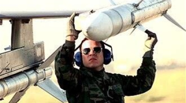 La tecnología y la geopolítica detrás de los misiles para los F-16