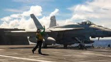 El USS George Washington (CVN 73) lanza operaciones de vuelo en el Mar de Filipinas