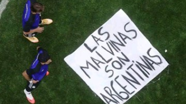 Del vestuario a la tribuna: Cómo la Selección dejó en orsai al Gobierno con la bandera de Malvinas