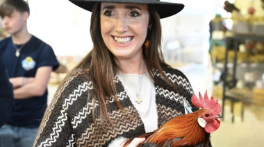 ¿Cacareo o estrategia? La provocativa foto de la presidenta con una gallina que sacudió las redes