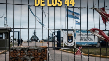 Reclamo de los familiares del ARA San Juan por el retiro de las banderas en la Base Naval
