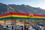 En Bolivia te cobran 5 veces mas la nafta por ser argentino