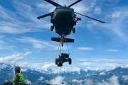 El Ejército Nacional de Colombia llevó a cabo una transferencia aérea de un obús LG-1 MK-III de 105 mm utilizando un helicóptero UH-60L Black Hawk