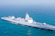 Encuentro Naval en el Mar de China Meridional: Destructor Type 055 Chino Escolta a Grupo de Ataque Estadounidense