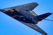 El Secreto de la Cabina Invisible: Cómo el F-117 Nighthawk Ocultaba al Piloto del Radar