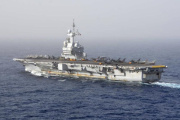 El portaaviones francés Charles de Gaulle cruza el Estrecho de Gibraltar
