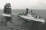 El destructor británico HMS Fife acompaña al emblemático buque escuela argentino ARA Libertad en 1968