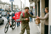 La Vocación Militar que Termina en un "aplicación" Mientras el Gobierno Habla de ‘Revalorización’”